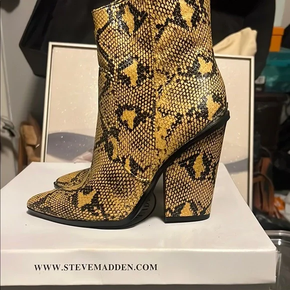 Women's Yellow Snake-Print Pointed Toe Ankle Boots - Picture 2 of 4
